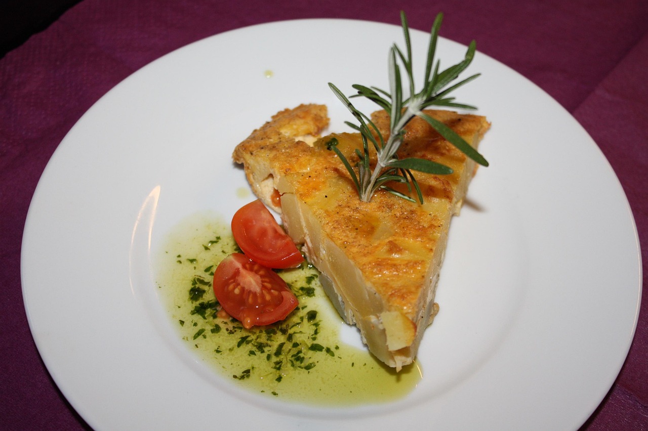Frittata di patate al forno servita su un piatto, con un aspetto dorato e soffice.