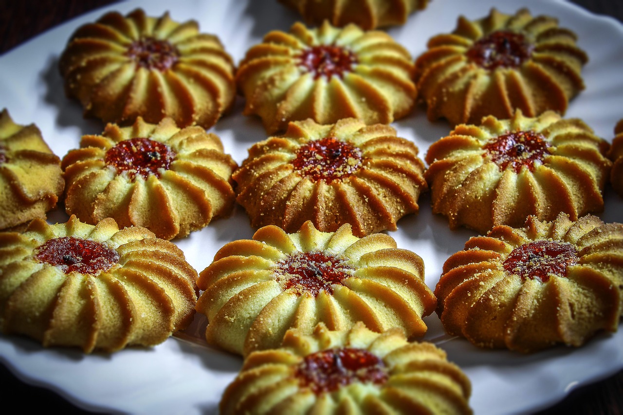Biscotti al burro friabili su un piatto, pronti per essere gustati.