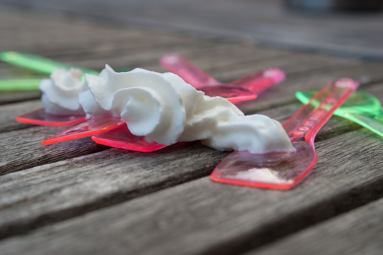 Crema al mascarpone con sciroppo di zucchero a 121°C, preparazione sicura e deliziosa.