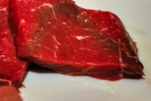 Immagine di carne riscaldata con evidenti cambiamenti di colore e consistenza.