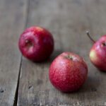 Frittelle di mele al forno dorate su un piatto, illustrate in un articolo sulla leggerezza.