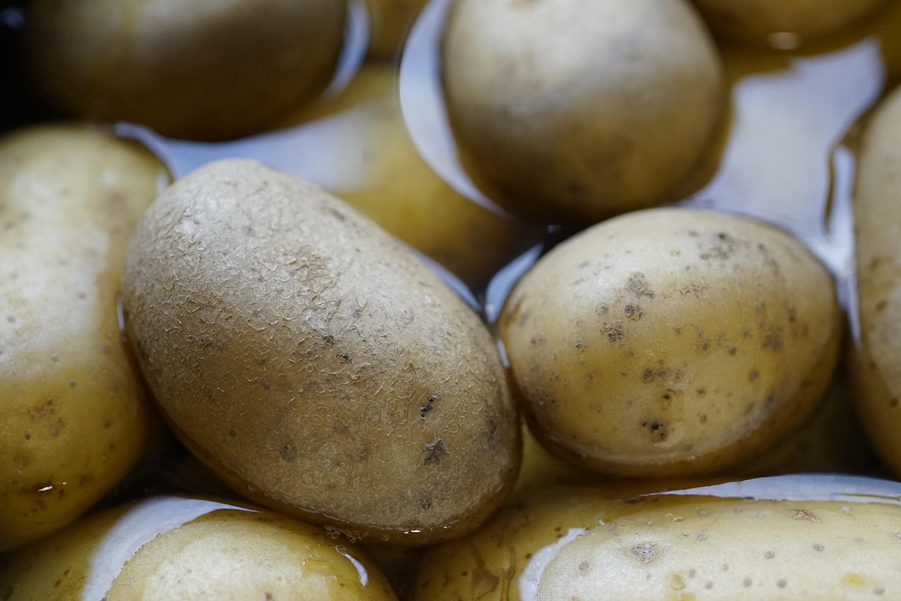 Patate lesse perfette in pentola con acqua fredda, pronte per la cottura senza sfaldarsi.