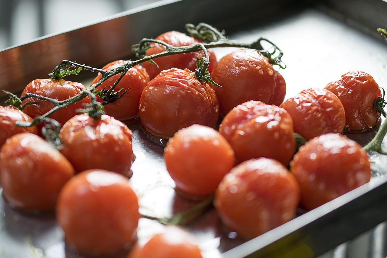 Pomodori freschi in forno, pronti per esaltare il sapore dei sughi.