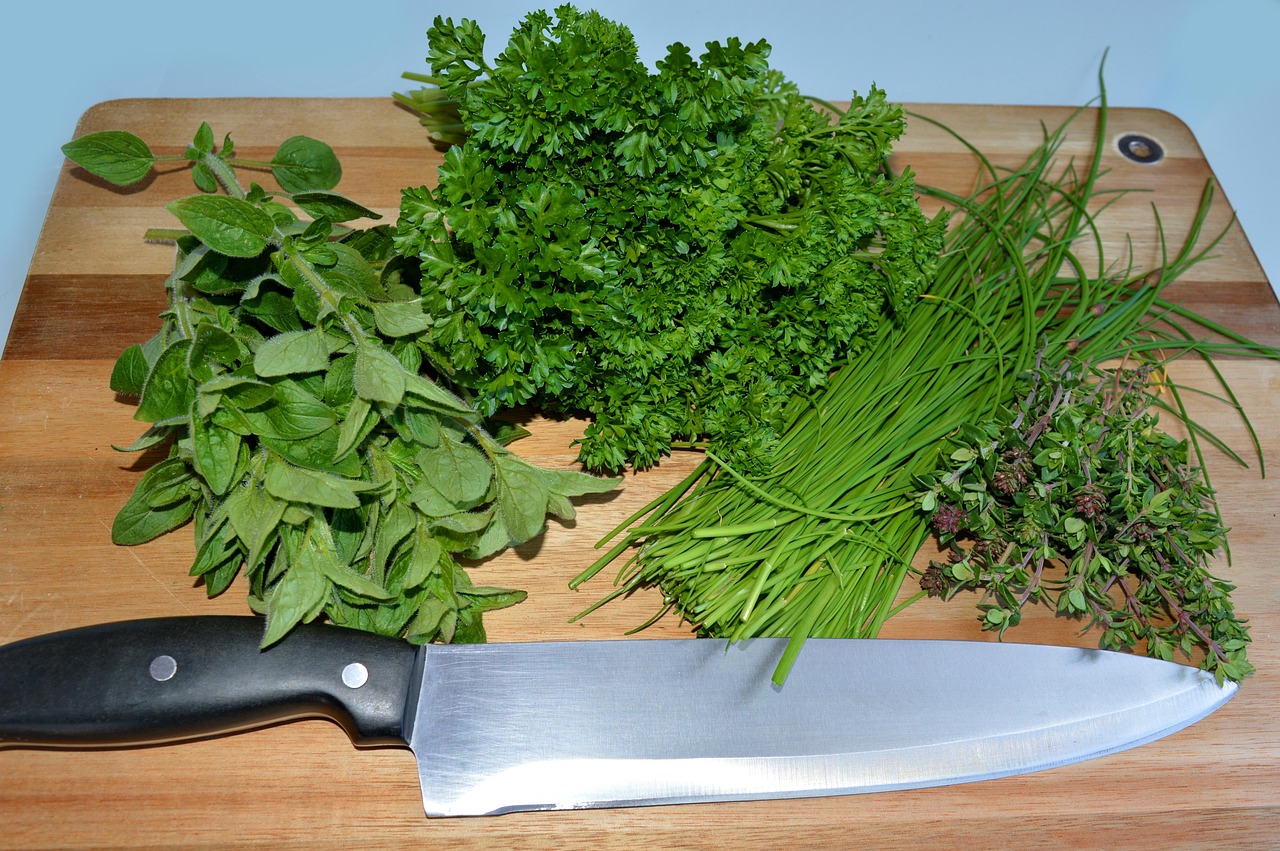 Erbe aromatiche fresche conservate in contenitori di vetro nel frigorifero.