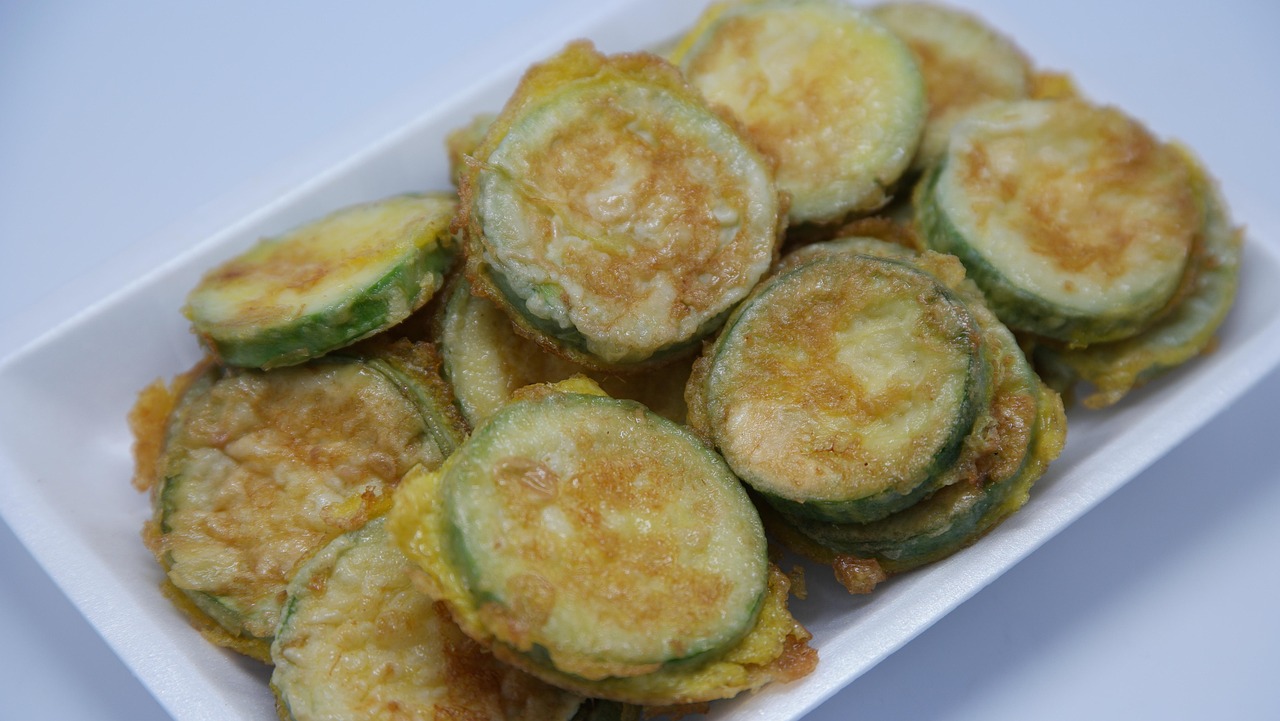 Zucchine croccanti in padella, pronte da servire con un condimento aromatico.