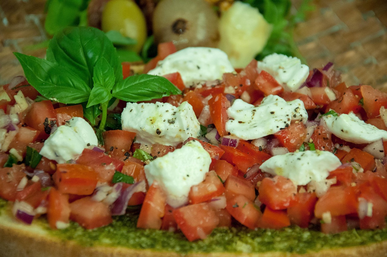 Bruschette gourmet colorate con ingredienti freschi, in un piatto elegante.