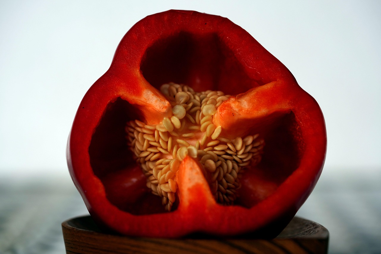 Immagine di peperoni tagliati, evidenziando la rimozione di semi e filamenti bianchi.