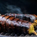 Melanzane grigliate su una griglia, pronte per essere servite.