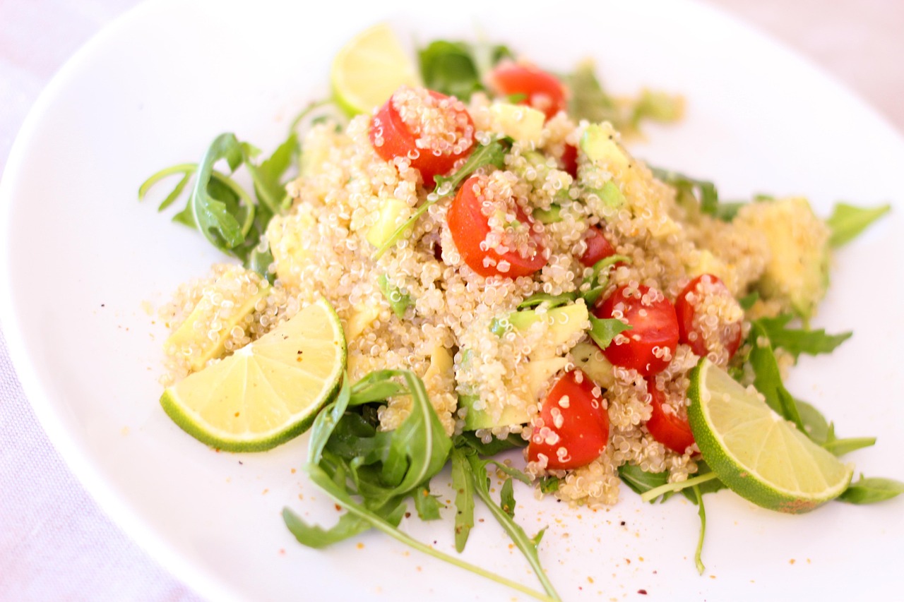 Insalata di quinoa e avocado con verdure fresche, ideale per un pasto estivo leggero e nutriente.