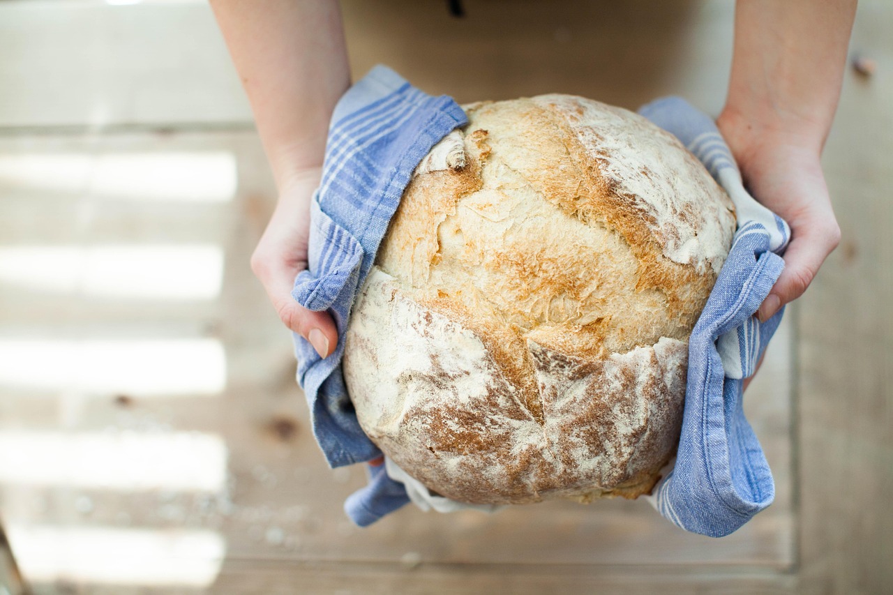Pane fresco conservato in un sacchetto di carta, metodo dei panettieri per prolungarne la freschezza.