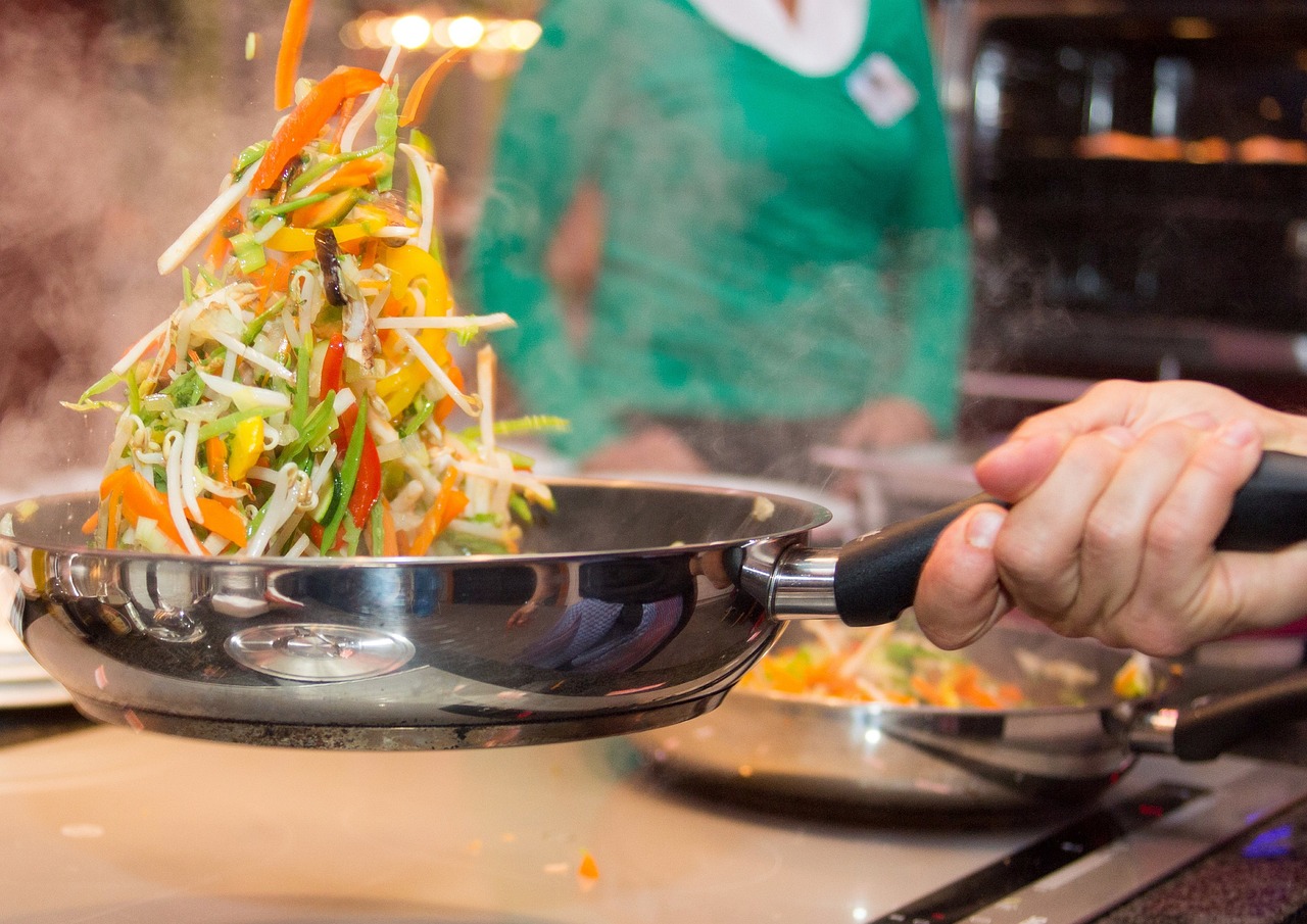 Un cuoco che prepara un soffritto, evidenziando errori comuni nella cottura.