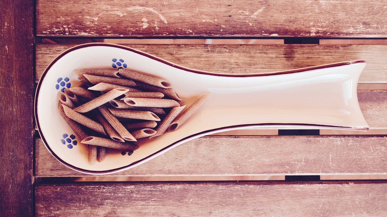 Pasta integrale servita con verdure fresche e condimento sano, piatto colorato e nutriente.