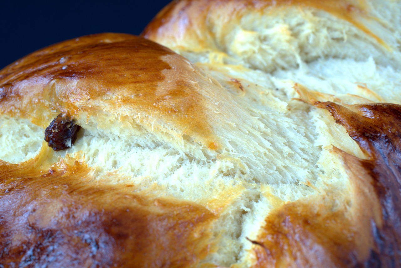 Immagine di un impasto elastico per babà, evidenziando la consistenza incordata.