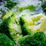 Broccoli freschi cotti al vapore, mantenendo il colore verde brillante e la consistenza croccante.