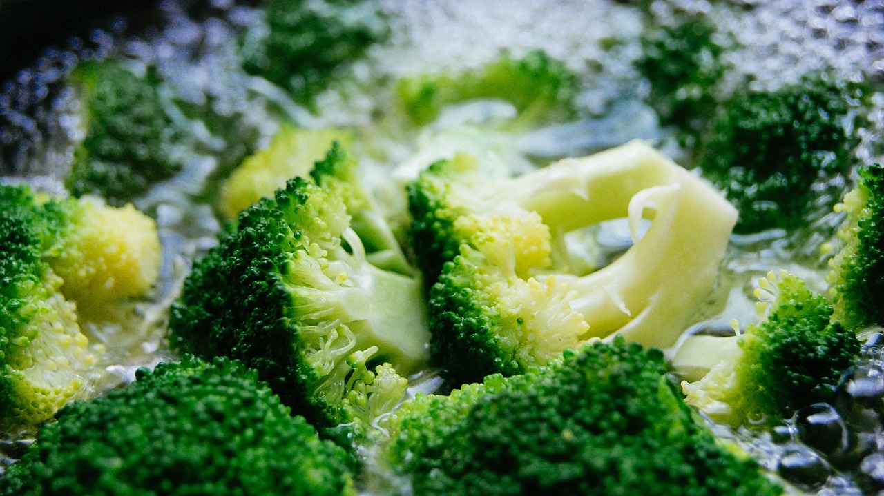 Broccoli freschi cotti al vapore, mantenendo il colore verde brillante e la consistenza croccante.
