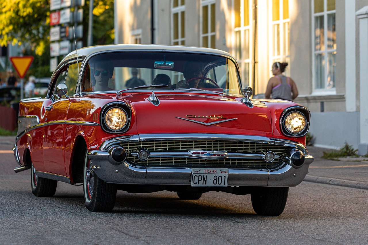 Uomo anziano con documenti, pronto a richiedere esenzione bollo auto per compimento 70 anni nel 2026.