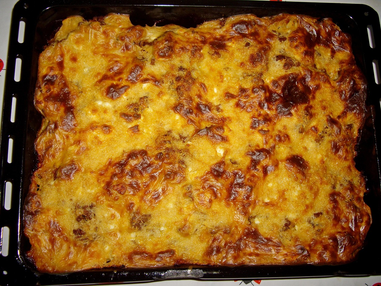 Lasagne al forno con besciamella cremosa, pronte da servire in una teglia dorata.