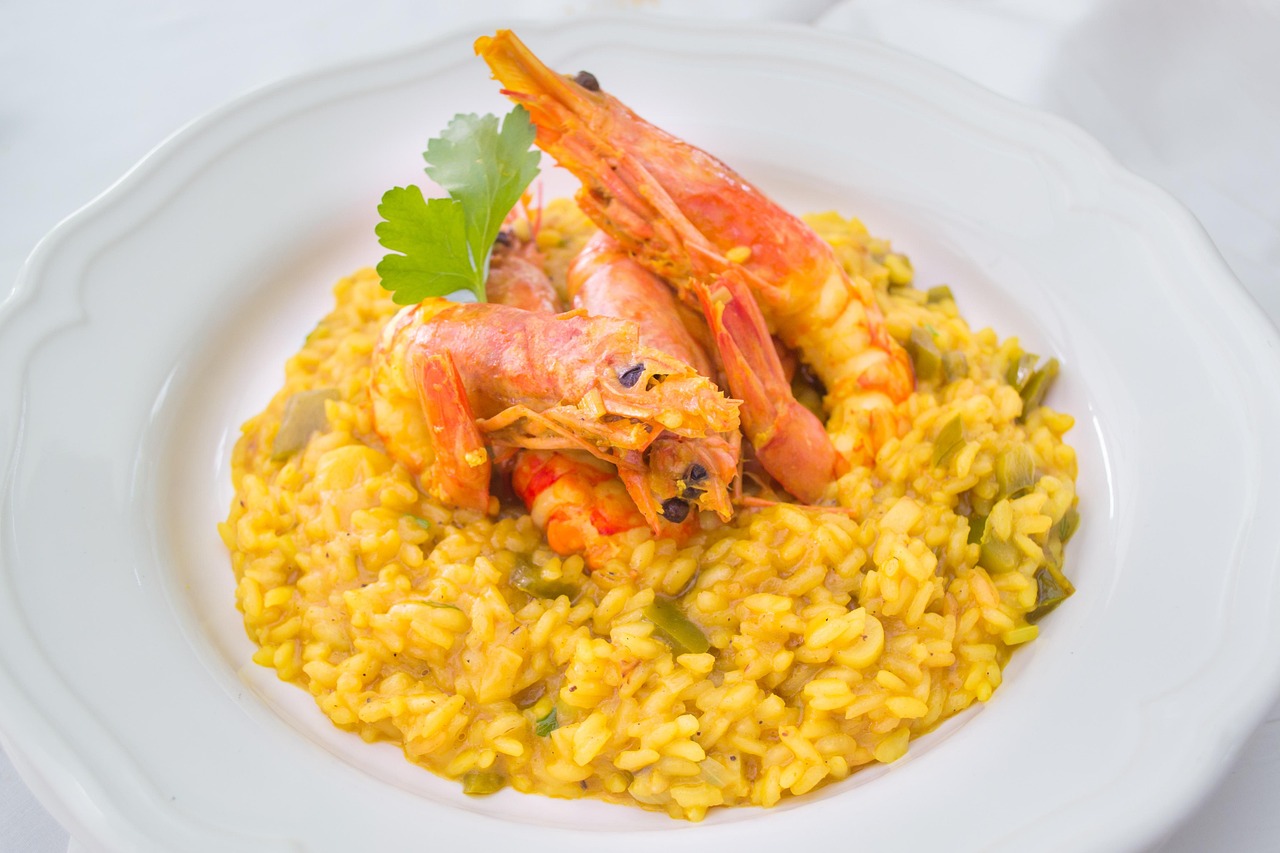 Risotto ai frutti di mare con gamberi e cozze, impiattato elegantemente.