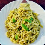 Pasta con pesto di zucchine, piatto colorato e leggero, pronto da gustare.