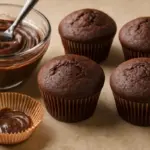 Muffin al cioccolato fondente: il dettaglio dell’impasto che li fa gonfiare senza crepe