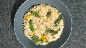 Risotto che si asciuga prima che il riso sia cotto: cosa cambia tra pentola, bollore e aggiunte di brodo