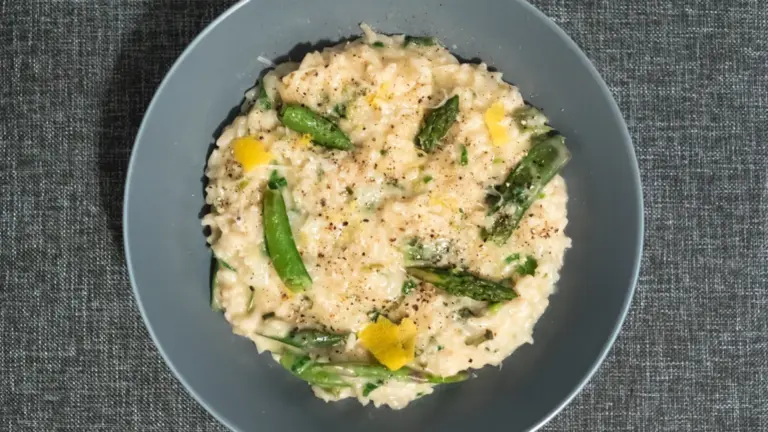 Risotto che si asciuga prima che il riso sia cotto: cosa cambia tra pentola, bollore e aggiunte di brodo