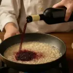 Vino in cottura: come cambiano aroma e concentrazione del sugo tra padella aperta e coperchio